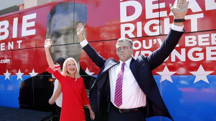 Pour promouvoir la sortie en DVD de la saison 2 de la s&eacute;rie am&eacute;ricaine "The Walking Dead", la cha&icirc;ne AMC a imagin&eacute; une fausse campagne pr&eacute;sidentielle avec un candidat zombie, San Diego (Californie), le 20 ao&ucirc;t 2012. (MIKE BLAKE / REUTERS)