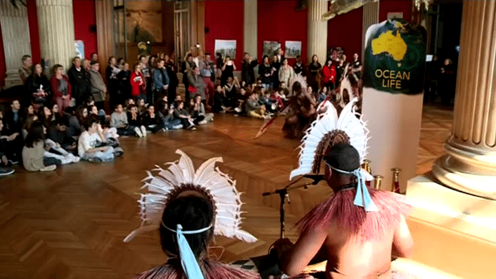 Des artistes aborigènes à la rencontre du public
 (France 3 / Culturebox / capture d&#039;écran)