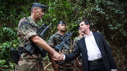 Manuel Valls salue un soldat &agrave; Dorlin (Guyane), le 8 mars 2013. (JODY AMIET / AFP)