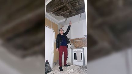 Eliane, habitante de Marseille, montre son plafond effondré. (SÉBASTIEN BAER / RADIO FRANCE)