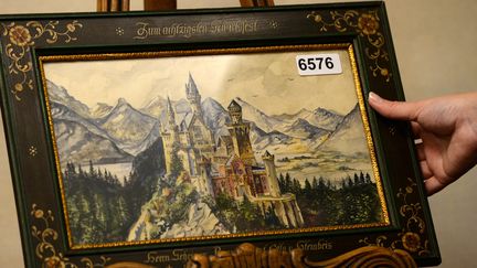 Le château de Neuschwanstein, peinture à eau signée Adolf Hitler, vendue à un Chinois pour 100.000 euros.
 (CHRISTOF STACHE / AFP)