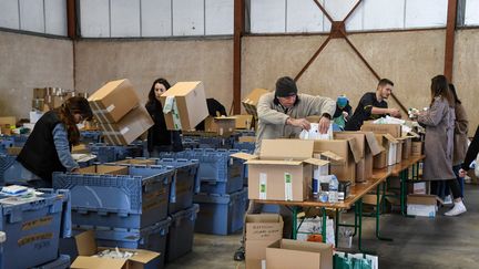 A Perpignan, de nombreux bénévoles aident à la collecte de dons et à la confection de colis d'aide humanitaire pour l'Ukraine. (CLEMENTZ MICHEL / MAXPPP)