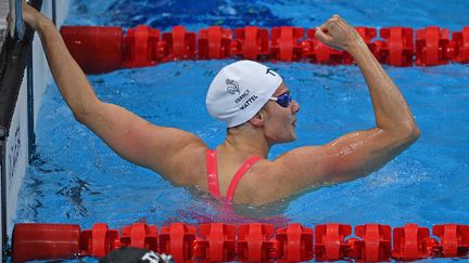 La joie de Marie Wettel après sa performance en demi-finale du 100m papillon, le 25 juillet&nbsp; (OLI SCARFF / AFP)