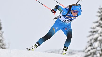 Justine Braisaz-Bouchet lors du sprint d'Hochfilzen (Autriche), le 10 décembre 2021, en Autriche. (JOE KLAMAR / AFP)