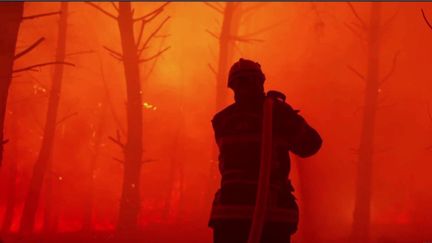 Mardi 19 juillet, les&nbsp;flammes&nbsp;continuent leur progression en Gironde.&nbsp;Les pompiers luttent de toutes leurs forces, mais les hectares continuent à brûler les uns après les autres.&nbsp;La nuit a été difficile&nbsp;pour&nbsp;les soldats du feu. (FRANCE 2)