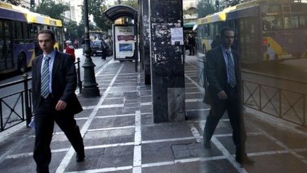 Un piéton marchant dans une rue du centre d'Athènes (10-11-2011) (AFP - Angelos Tzortzinis )