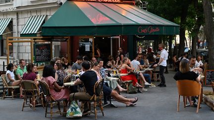 La terrasse d'un bar parisien, le 2 juin 2020. (BERTRAND GUAY / AFP)