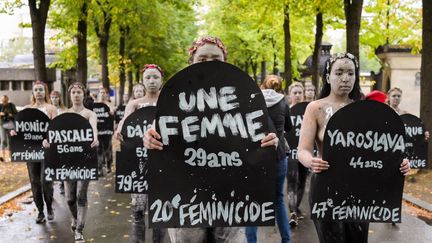 Des femmes marchent&nbsp;pour dénoncer les féminicides, à Paris le 5 octobre 2019. (JULIE SEBADELHA / HANS LUCAS / AFP)