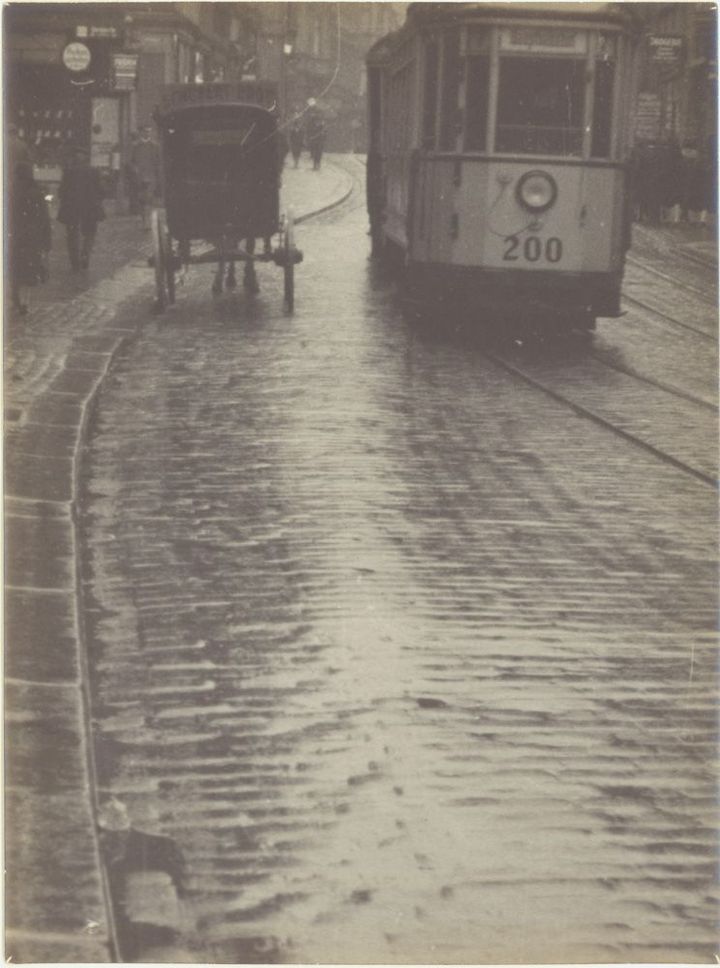 Lyonel Feinginger, Wet cobblestones (Halle a.S.), 1929-1931
 (Adagp, Paris, 2012, exposant : Jörg Maass Kunsthandel)