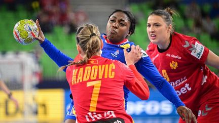 La Française Grace Zaadi entourée par deux joueuses du Monténégro lors du match pour la troisième place de l'Euro, à Ljubljana (Slovénie), le 20 novembre 2022. (JURE MAKOVEC / AFP)