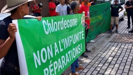 Banderoles de sensibilisation dans les rues de Fort-de-France en Martinique, samedi 28 octobre 2023, contre le chlordécone, déployées par des militants, lors d'une mobilisation (Illustration). (CAPTURE FACEBOOK LYANNAJ POU DEPOLYE MATINIK / DR)