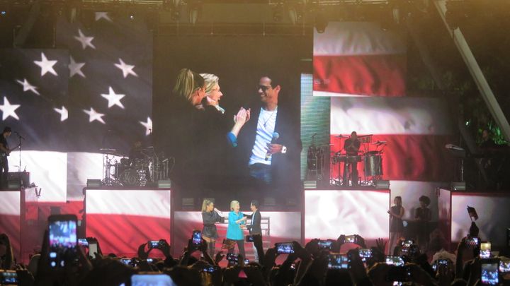 Jennifer lopez et Marc Anthony accueillent Hillary clinton sur scène à Miami (NICOLAS MATHIAS / RADIO FRANCE)