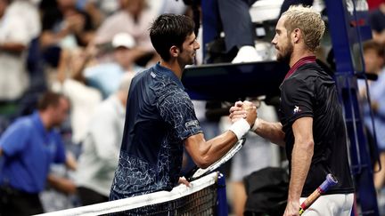 Novak Djokovic et Richard Gasquet (à droite), lors de l'US Open à&nbsp;New York (Etats-Unis), le 1er septembre 2018.&nbsp; (MOHAMMED ELSHAMY / ANADOLU AGENCY / AFP)