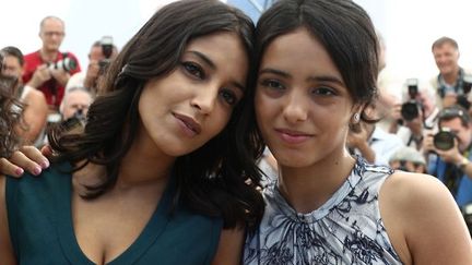 Leila Bekhti (G) et Hafsia Herzi sur les marches du Palais des festivals pour &quot;La Source des femmes&quot;
 (GUILLAUME BAPTISTE/AFP)