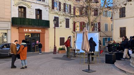 Le nouveau "Bar du Mistral" de "Plus Belle la vie" sur la place d'Allauch, dans les Bouches-du-Rhône. (MATHILDE VINCENEUX / RADIOFRANCE)