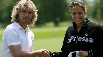 Les changements de club de Laure Manaudou sont m&eacute;diatis&eacute;s comme les transferts des vedettes du foot. Quand elle signe au club turinois de LaPresse en 2007, elle pose aux c&ocirc;t&eacute;s de la vedette de la Juventus, le Tch&egrave;que Pavel Nedved. L'exp&eacute;rience tourne court : elle ne reste que trois mois en Italie. (CHRISTOPHE SIMON / AFP)