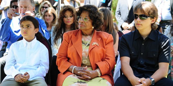 Katherine Jackson entourée de ses petits-enfants Blanket et Prince, en août 2011
 (ROBYN BECK / AFP)