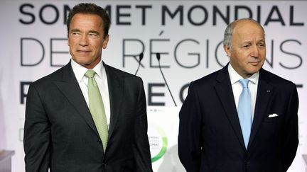 L'ancien gouverneur de Californie Arnold Schwarzenegger et le ministre des Affaires &eacute;trang&egrave;res&nbsp;Laurent Fabius, le 11 octobre 2014 &agrave; Paris. (THIBAULT CAMUS/AP/SIPA / AP)