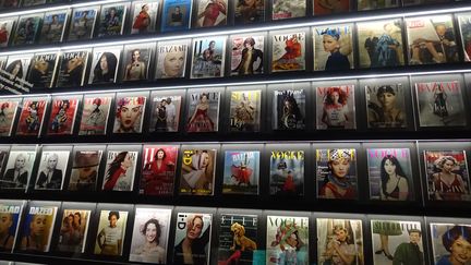 Un immense mur est recouvert des Unes de magazines. 
 (Corinne Jeammet)