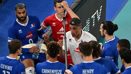 L'entraîneur des Bleus Andrea Giani&nbsp;au milieu de ses joueurs&nbsp;lors des&nbsp;quarts de finale des championnats du monde face à l'Italie, à l'Arena Stozice de Ljubljana, en Slovénie, le 7 septembre 2022.&nbsp; (JOE KLAMAR / AFP)