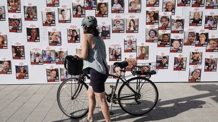 Les portraits de centaines d'otages du Hamas affichés dans les rues de Tel-Aviv, le 20 octobre 2023. (NIR ALON / MAXPPP)