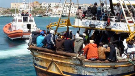 Des réfugiés libyens arrivant à Lampedusa, le 19 avril 2011 (AFP/Mauro Seminara)