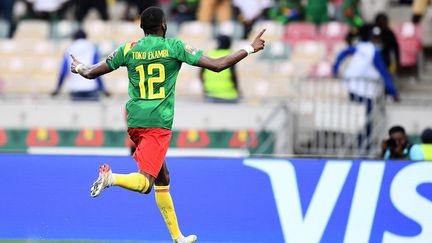 Le Camerounais Karl Toko-Ekambi célèbre l'ouverture du score face à la Gambie, le 29 janvier 2022, en quarts de finale de la Coupe d'Afrique des nations.&nbsp; (CHARLY TRIBALLEAU / AFP)