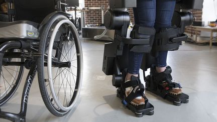 La société Wandercraft a créé un exosquelette dont l'objectif est de "rendre la marche aux gens qui ne marchent plus". (PHILIPPE DE POULPIQUET / MAXPPP)