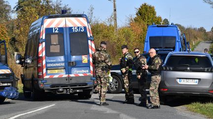 Des gendarmes participent aux recherches, mardi 9 novembre 2021, pour tenter de retrouver l'adolescente de 17 ans disparue la veille à Saint-Brice (Mayenne). (JOEL LE GALL / MAXPPP)