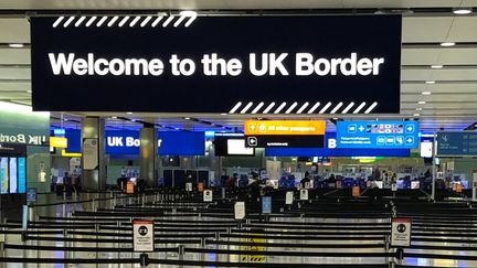 Un panneau annonce l'entrée au Royaume-Uni dans l'aéroport londonien d'Heathrow, le 31 décembre 2020. (BEN FATHERS / AFP)