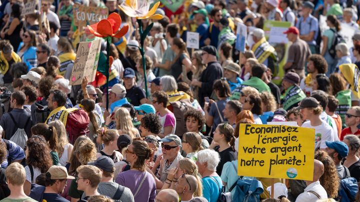 Des manifestants pour la "justice climatique" à Berne, en Suisse, le 30 septembre 2023. (VALENTIN FLAURAUD / AFP)