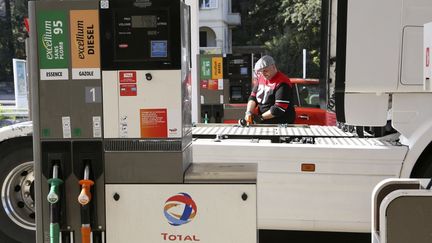 Un transporteur routier dans une&nbsp;station-essence, à Bastia, le 14 février 2022. (PASCAL POCHARD-CASABIANCA / AFP)