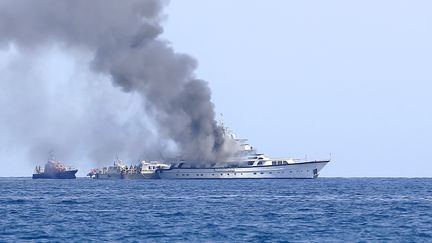 Onze personnes évacuées d'un yacht en flammes au large de Nice