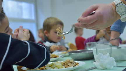 La ville de Tours a d&eacute;cid&eacute; de supprimer la gratuit&eacute; des cantines scolaires (photo d'illustration). (CITIZENSIDE / CHRISTOPHE ESTASSY / AFP)