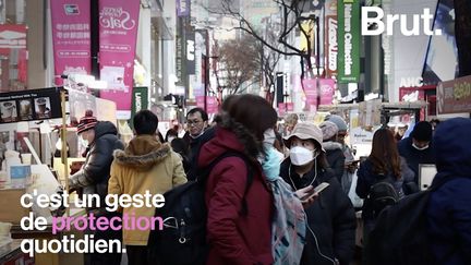 En France, c'est une pratique nouvelle. Mais au Japon comme en Chine, porter un masque lorsque l'on sort de chez soi, ça se fait depuis longtemps. Voilà pourquoi.