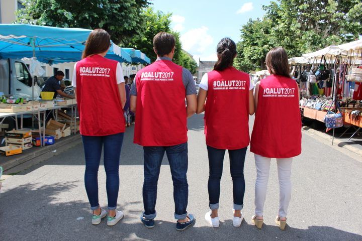 Des militants de Yann Galut à Chateaumeillant (Cher), le 2 juin 2017. (ROBIN PRUDENT / FRANCEINFO)