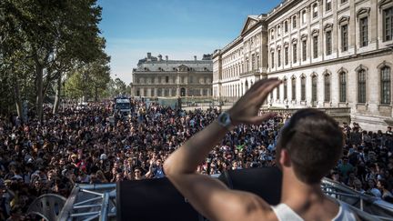 La foule compacte défile sous le soleil à la Techno Parade, samedi 24 septembre 2016.
 (Philippe Lopez / AFP)