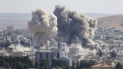 Frappe a&eacute;rienne am&eacute;ricaine dans la ville de Kobane, en Syrie, le 8 otobre 2014.&nbsp; (MURAD SEZER / REUTERS )