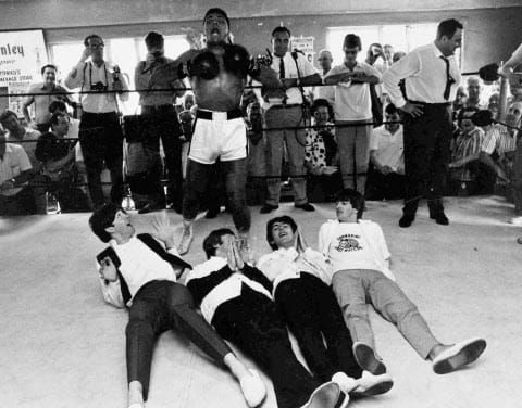 Séance photo de Mohamed Ali avec les Beattles dans son camp d'entraînement de Miami Beach