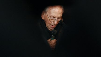 Raymond Aubrac lors d'un rassemblement contre la privatisation de La Poste, &agrave; Paris,&nbsp;le 2 novembre 2009. (JOEL SAGET / AFP)