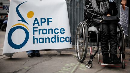 Un rassemblement avait eu lieu en mars dernier devant le Sénat à l'occasion de l'examen en séance publique du texte sur le principe de déconjugalisation dans le cadre de l'allocation adulte handicapé. (THOMAS PADILLA / MAXPPP)