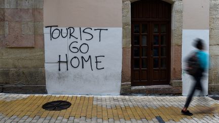 Un graffiti "Touristes, rentrez chez vous" dans le centre-ville d'Oviedo (province des Asturies, nord de l'Espagne), le 7 août 2017. (ELOY ALONSO / AFP)