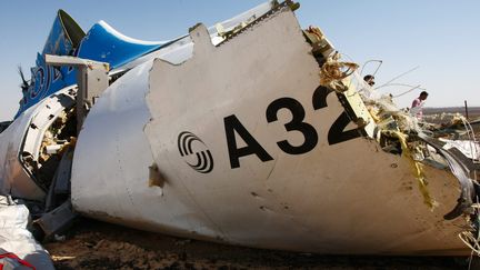 Un débris de l'A321 russe qui s'est écrasé dans le désert du Sinaï, dans l'est de l'Egypte, le 1er novembre 2015. (MAXIM GRIGORYEV / RUSSIA'S EMERGENCY MINISTRY / AFP)