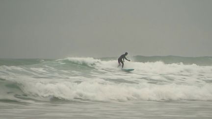 Les surfeurs sont particulièrement gâtés fin décembre dans le Cotentin, où les conditions sont idéales. (CAPTURE D'ÉCRAN FRANCE 3)