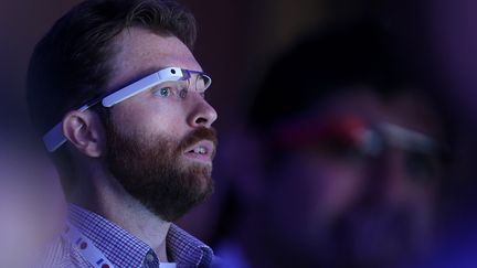 Un utilisateur de Google Glass participe &agrave; une "keynote" de Google, le 15 mai 2013, &agrave; San Francisco (Californie). (JUSTIN SULLIVAN / GETTY IMAGES NORTH AMERICA / AFP)