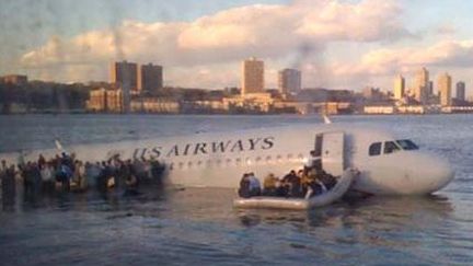 La photo tweetée par Janis Krums le 15 janvier 2009, quand un avion de la compagnie US Airways a amerri sur l'Hudson à New York.&nbsp; (JANIS KRUMS)