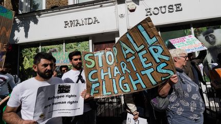 Des manifestants défilent contre l'expulsion de demandeurs d'asile au Rwanda, le 8 juin à Londres (Royaume-Uni). (WIKTOR SZYMANOWICZ / ANADOLU AGENCY / AFP)