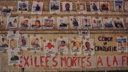 Les portraits de certains des 27 migrants morts en mer mercredi 24 novembre au large de Calais, affichés sur la statue de la République à Paris lors d'une cérémonie en leur hommage à Paris le 25 novembre 2021. (PAULINE TOURNIER / HANS LUCAS)