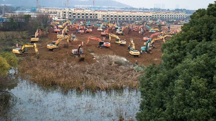 Les travaux de l'hôpital spécial pour accueillir les patients du coronavirus ont débuté vendredi 24 janvier 2020 dans le district de Wuhan (Chine). (XIAO YIJIU / XINHUA / AFP)