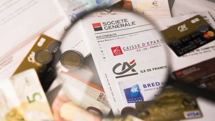 Des relevés bancaires, des cartes bancaires et de l'argent. Photo d'illustration. (MAXPPP)